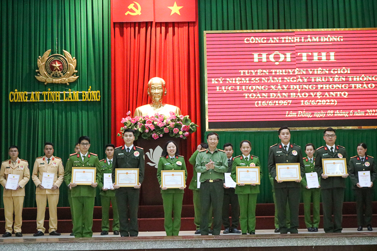 Tặng giấy khen của Giám đốc Công an tỉnh cho các cá nhân có thành tích xuất sắc trong Hội thi tuyên truyền viên giỏi