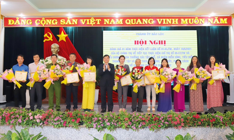 Học Bác để nêu gương