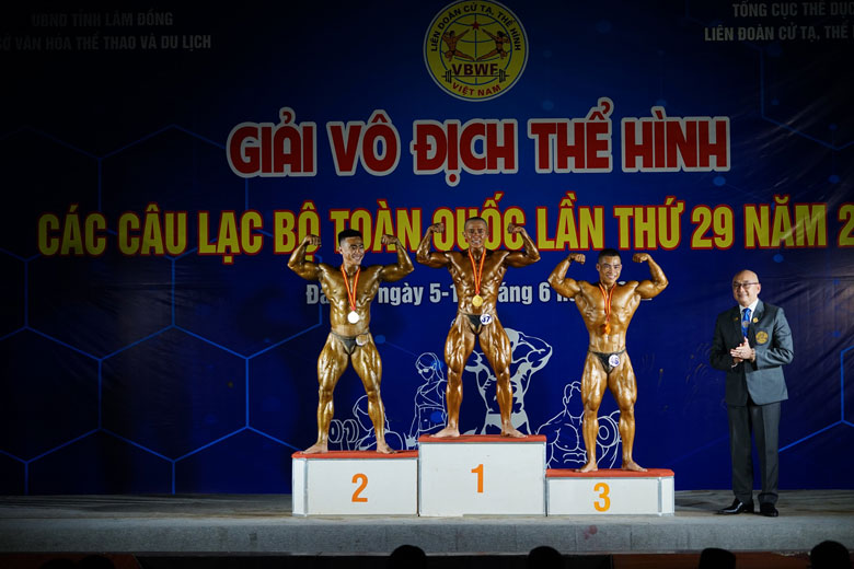 BTC trao giải cho các VĐV nội dung thể hình nam A hạng 65 kg