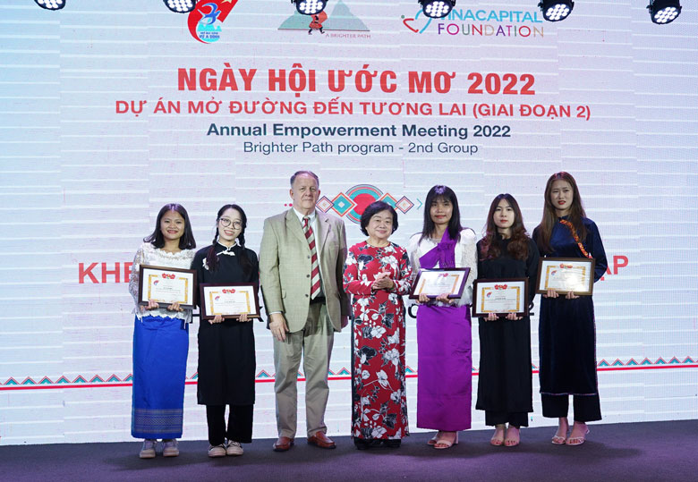 Chương trình ''Mở đường đến tương lai'' cho nữ sinh dân tộc thiểu số
