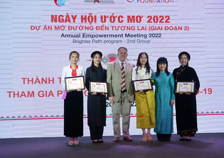 Khen thưởng các nữ sinh tham gia tích cực công tác phòng, chống dịch Covid-19