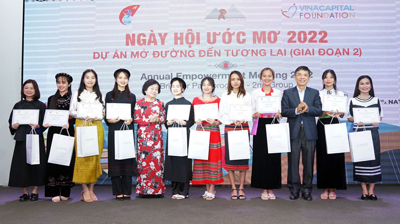 Bà Trương Mỹ Hoa và ông Đặng Trí Dũng trao học bổng cho các nữ sinh