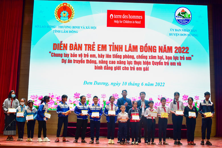 Trao học bổng cho học sinh có hoàn cảnh khó khăn