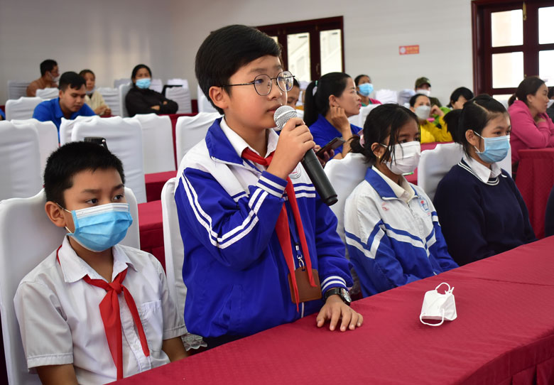 Học sinh tham gia đối thoại, đặt câu hỏi tại diễn đàn
