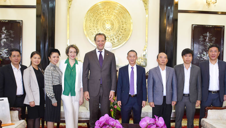 Tổng Lãnh sự Vương quốc Hà Lan Daniel Stork chụp hình lưu niệm với Chủ tịch UBND tỉnh Lâm Đồng Trần Văn Hiệp cùng lãnh đạo các sở, ngành