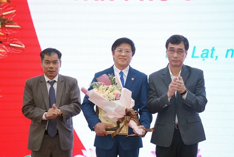 Lãnh đạo Trường ĐHĐL chúc mừng tân PGS.TS. Nguyễn Văn Thắng