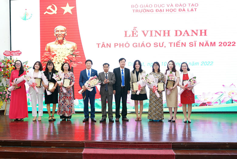 Vinh danh các tân PGS, tân Tiến sĩ của nhà trường