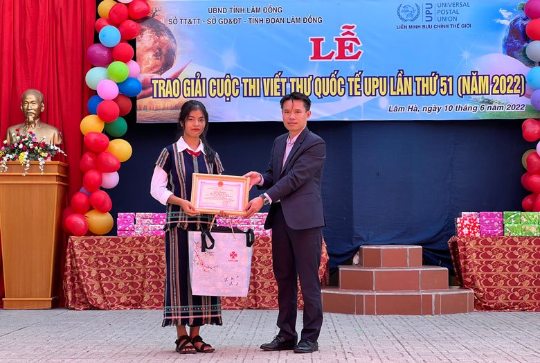 Ông Vương Tôn Kiên - Phó Giám đốc Sở Thông tin và Truyền thông tỉnh Lâm Đồng trao giấy khen cho em Bon Niêng K’Uyên