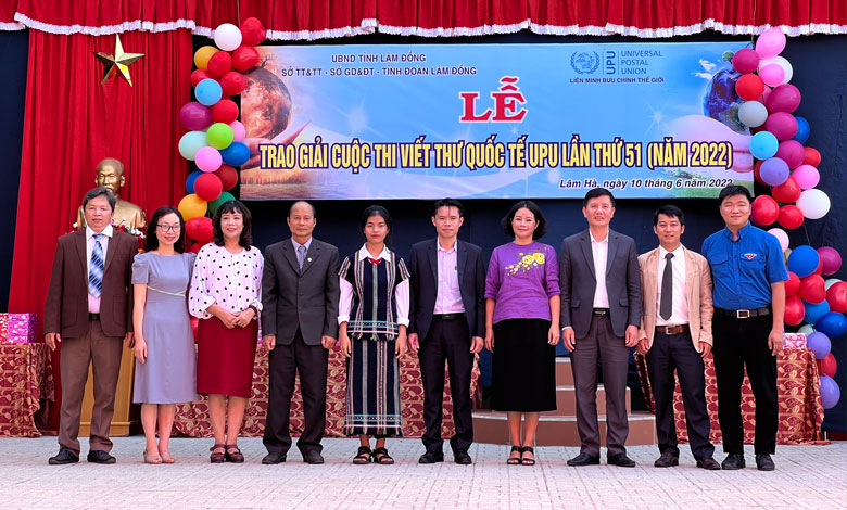 Em Bon Niêng K’Uyên cùng các đại biểu tại Lễ trao giải Cây bút triển vọng cuộc thi viết thư UPU