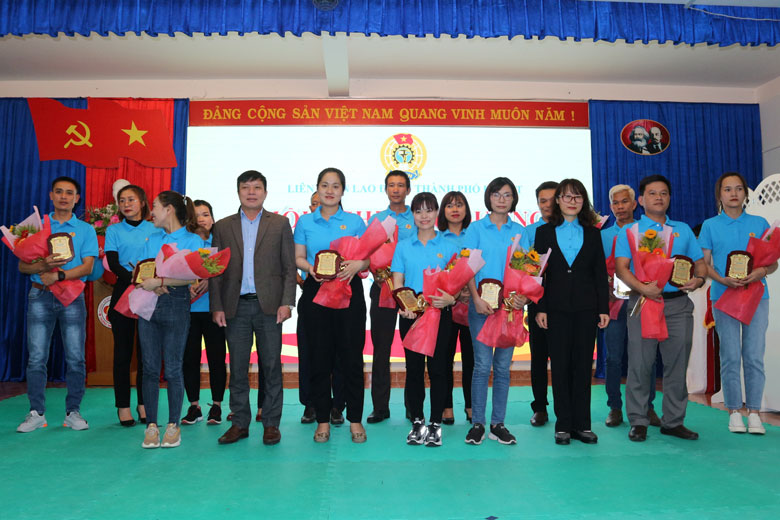 Biểu dương Công nhân tiêu biểu đồng hành cùng doanh nghiệp năm 2022
