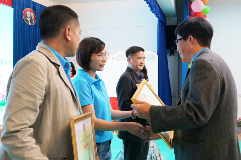 Tổng kết tháng công nhân 2022 biểu dương gương ''công nhân lao động tiêu biểu''