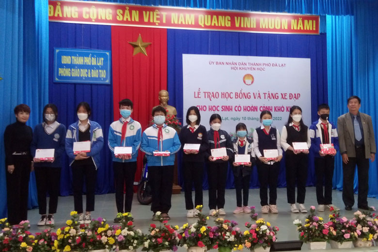 Hội Khuyến học Đà Lạt cùng cá nhân hảo tâm trao tặng học bổng cho học sinh vượt khó học tốt