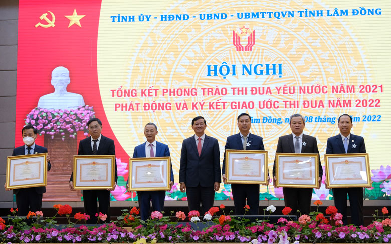 Đồng chí Trần Đức Quận - Ủy viên BCH Trung ương Đảng, Bí thư Tỉnh ủy, Chủ tịch HĐND tỉnh trao Bằng khen của Thủ tướng Chính phủ cho các tập thể có thành tích