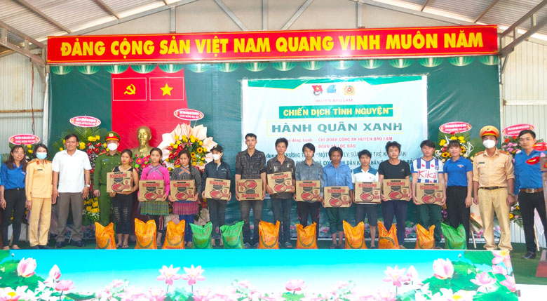 Tình nguyện hành quân xanh hướng về trẻ em và người dân khó khăn