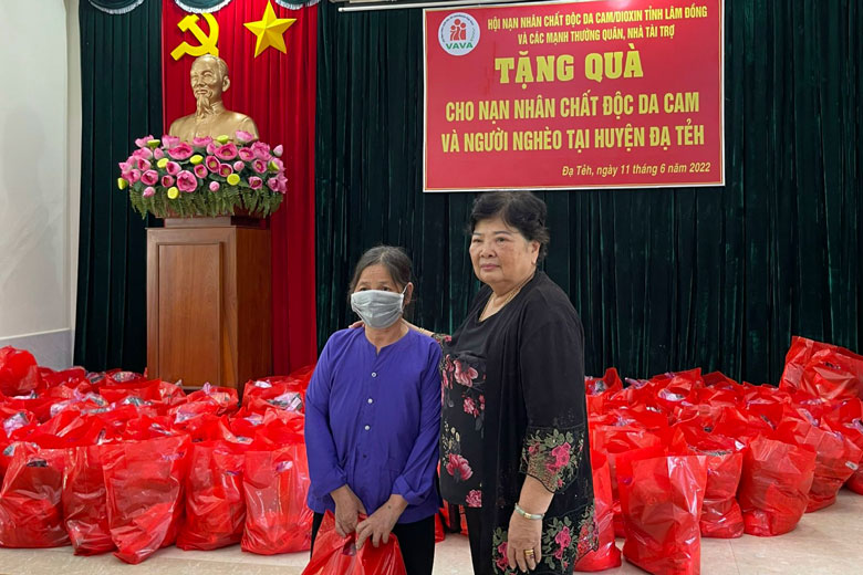Trao 200 suất quà cho người nghèo và nạn nhân chất độc da cam tại Đạ Tẻh
