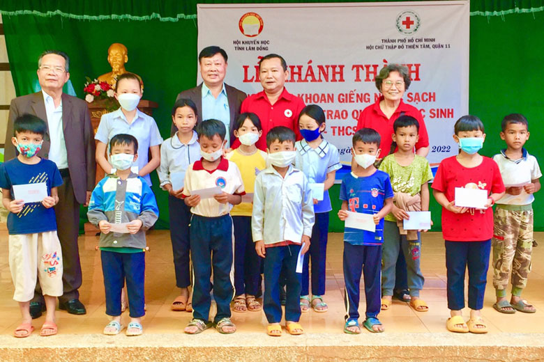 Chung lòng yêu thương trẻ