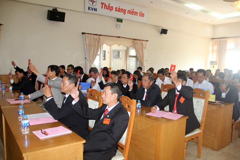 Các đại biểu biểu quyết thông qua các chỉ tiêu, phương hướng nhiệm vụ trong nhiệm kỳ mới