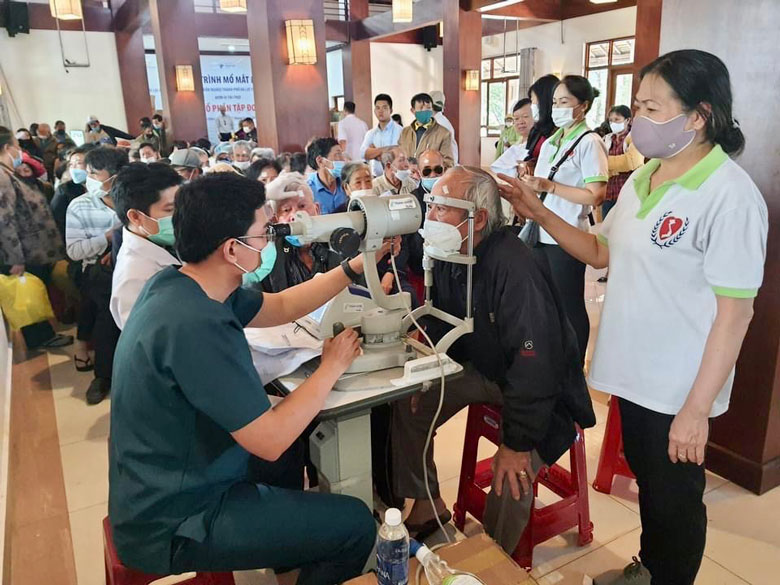 Các bác sĩ Khoa mắt Kỹ thuật cao của Bệnh viện Nguyễn Trãi và Bệnh viện Mắt TP.HCM khám sàng lọc và phẫu thuật thay thủy tinh thể nhân tạo cho bệnh nhân nghèo và người cao tuổi tại Lâm Đồng