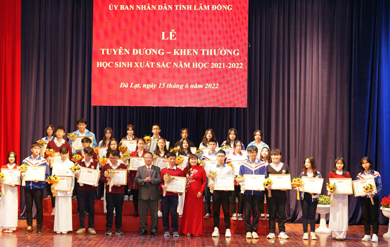 Chủ tịch Hội Khuyến học tỉnh và Giám đốc Sở GDĐT trao thưởng cho các học sinh đoạt giải học sinh giỏi cấp tỉnh