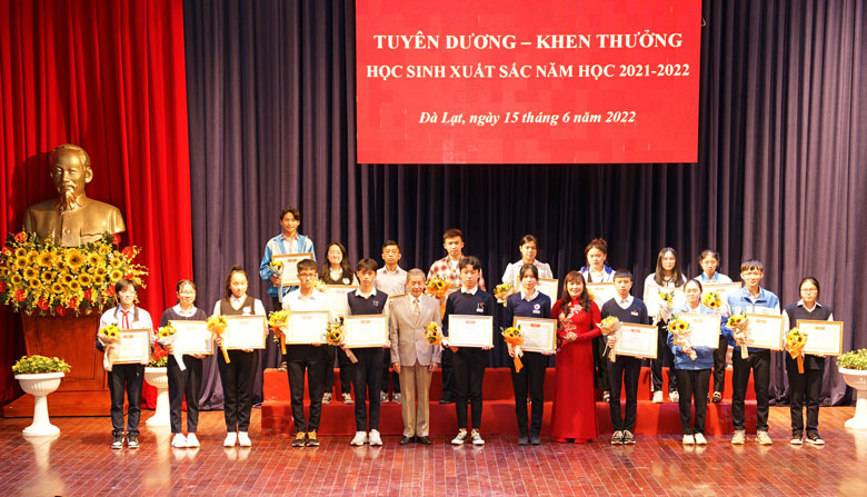 Giám đốc và Phó Giám đốc Sở GDĐT trao thưởng cho các học sinh đoạt giải học sinh giỏi cấp tỉnh