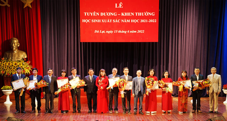 Ông Trần Văn Hiệp - Chủ tịch UBND tỉnh và ông K' Lắk - Phó Chủ tịch Thường trực HĐND tỉnh trao thưởng cho giáo viên đạt thành tích trong công tác bồi dưỡng học sinh giỏi