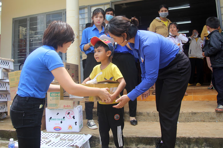 Di Linh: Tổ chức Chương trình Vì đàn em thân yêu và tuyên truyền pháp luật