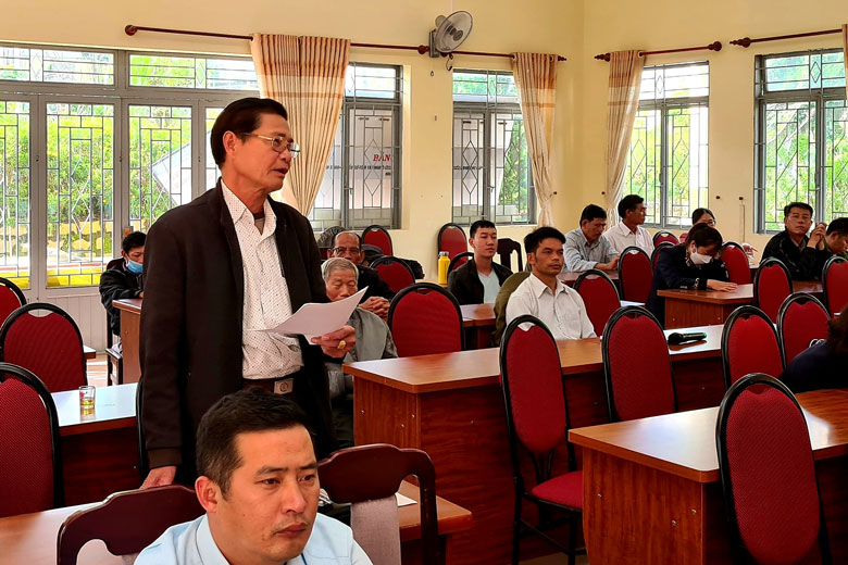 Cử tri phát biểu tại buổi tiếp xúc