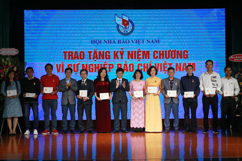 Trao Kỷ niệm chương vì sự nghiệp báo chí Việt Nam