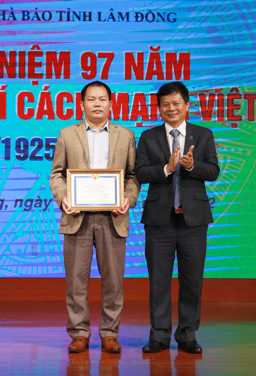 Trao chứng nhận giải khuyến khích Chương trình truyền hình ấn tượng cho tác phẩm Những chiến binh thầm lặng (Đài Phát thanh - truyền hình Lâm Đồng)