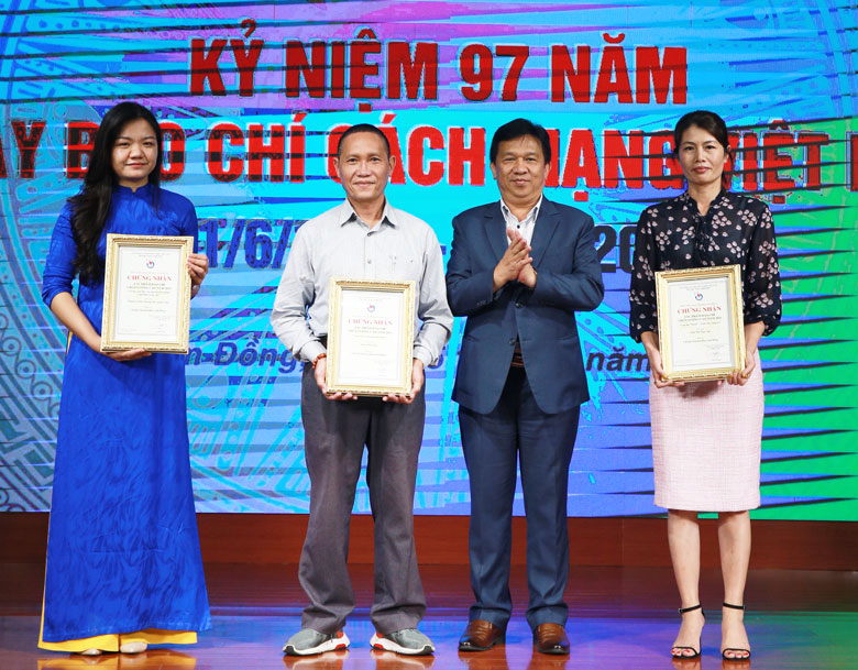 Trao chứng nhận tác phẩm báo chí chất lượng cao năm 2021 cho các tác giả của Báo Lâm Đồng