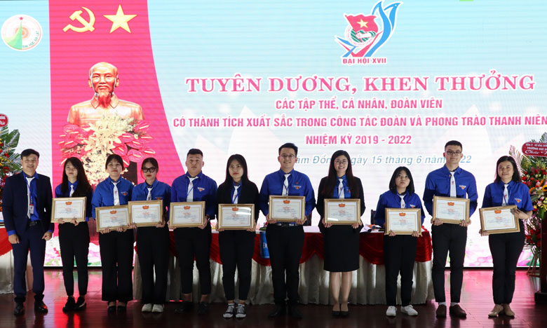 Ban Thường vụ Đoàn Trường Đại học Đà Lạt tặng giấy khen cho các tập thể và cá nhân có thành tích xuất sắc trong công tác Đoàn và phong trào sinh viên nhiệm kỳ 2019 - 2022