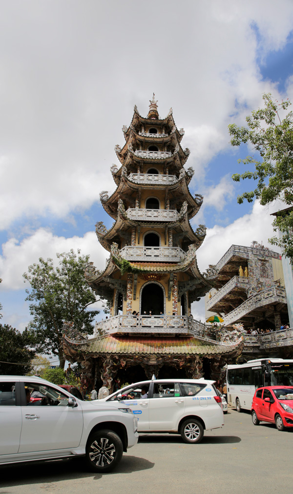 Tòa Linh Tháp 7 tầng cao hơn 37 m, treo Đại Hồng Chung cao 4,3 m, miệng chuông rộng 2,33 m, nặng 8.500 kg, được đúc vào năm 1999, cũng được khảm nhiều hình rồng