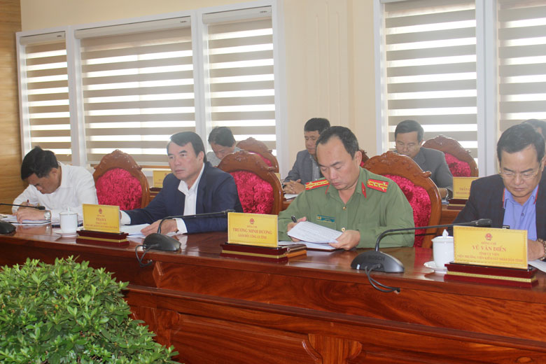 Thành viên Thường trực HĐND tỉnh tham gia đóng góp ý kiến tại phiên họp