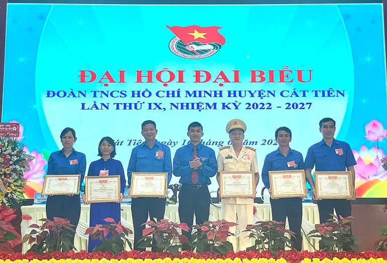 Trao bằng khen của Tỉnh Đoàn Lâm Đồng cho các tập thể và cá nhân có thành tích xuất sắc trong công tác Đoàn và phong trào thanh thiếu nhi nhiệm kỳ 2017 - 2022