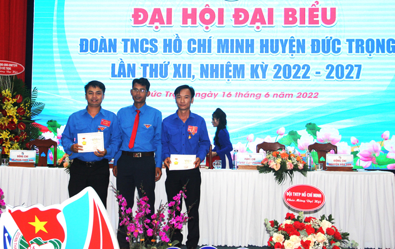 Trao Kỷ niêm chương vì thế hệ trẻ cho các cá nhân