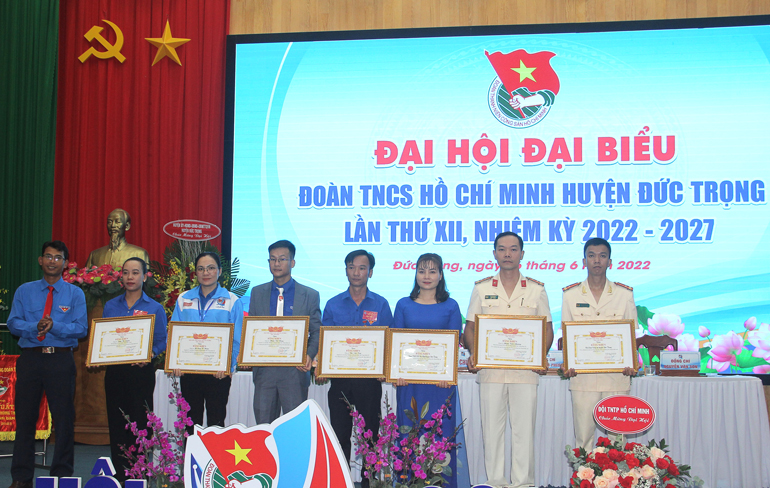 Trao bằng khen của Ban Chấp hành Tỉnh Đoàn Lâm Đồng cho các tập thể và cá nhân