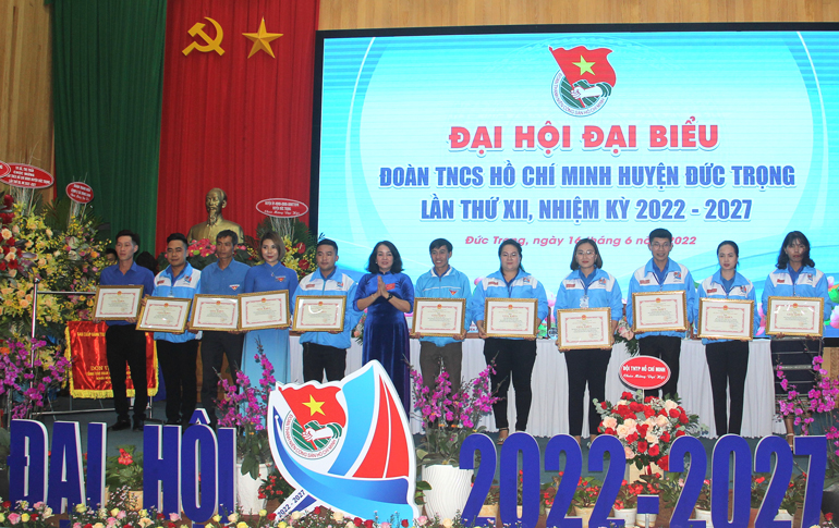 Trao giấy khen của Chủ tịch UBND huyện Đức Trọng các tập thể và cá nhân