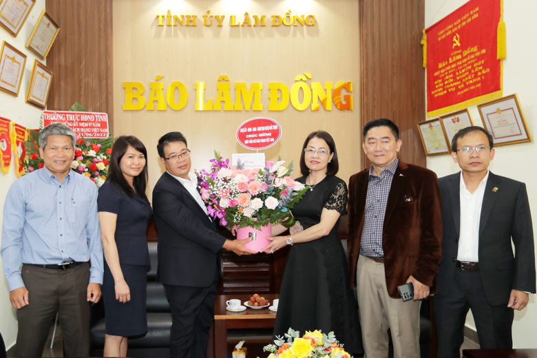 Đồng chí Nguyễn Ngọc Phúc – Bí thư Huyện uỷ Đức Trọng cùng lãnh đạo huyện chúc mừng những người làm báo Báo Lâm Đồng nhân ngày 21/6