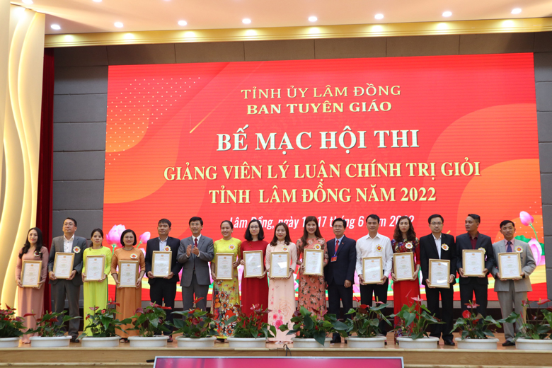 Ban Tổ chức Hội thi đã trao giấy chứng nhận Giảng viên đạt loại giỏi cho 14 thí sinh