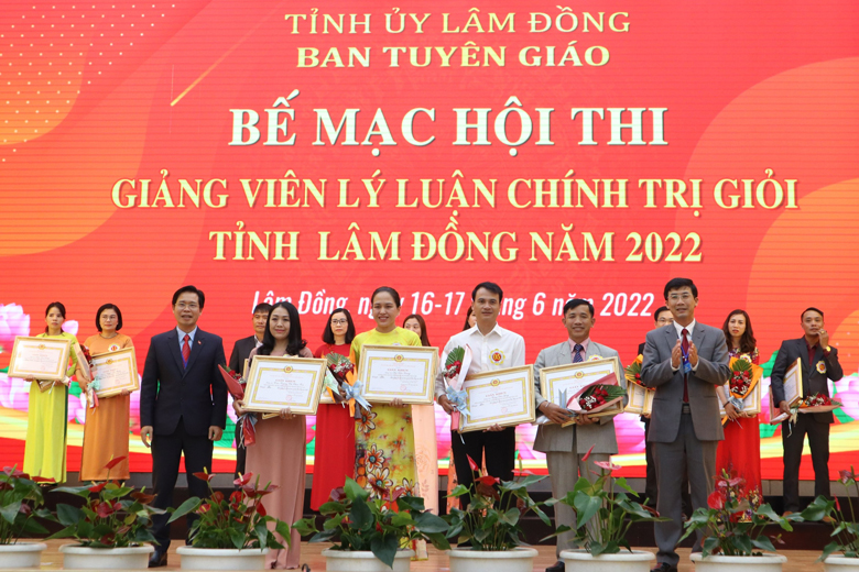 Ban Tổ chức trao giải cho 4 thí sinh đạt giải ba của Hội thi
