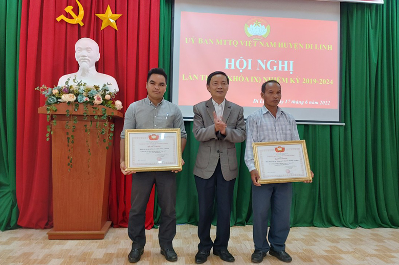 Khen thưởng cho các tập thể có thành tích xuất sắc