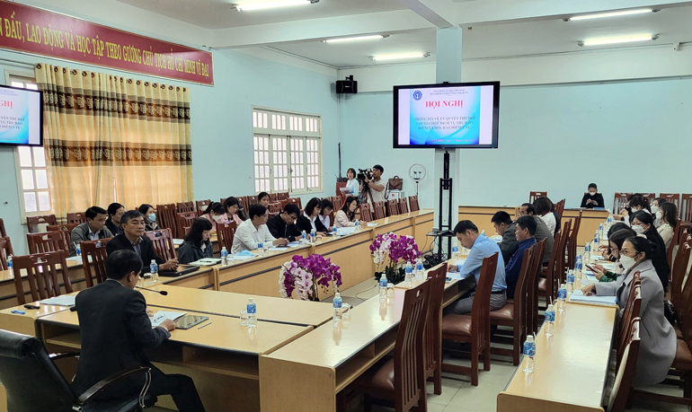 Các đơn vị, doanh nghiệp tham dự tìm hiểu thông tin về ủy quyền thu tới các tổ chức dịch vụ thu BHXH, BHYT