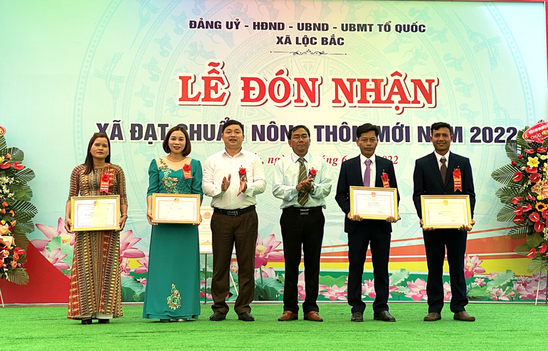 Khen thưởng các tập thể và cá nhân có thành tích xuất sắc