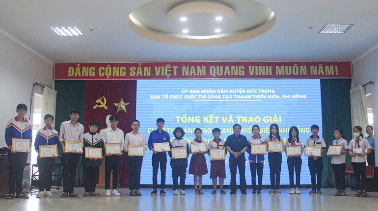 Đức Trọng trao giải cuộc thi sáng tạo thanh thiếu niên, nhi đồng năm 2021 và 2022