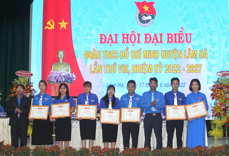 Trao bằng khen của Ban Chấp hành Tỉnh đoàn Lâm Đồng cho các tập thể và cá nhân
