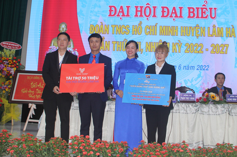 Đơn vị tài trợ trao quà cho Đại hội