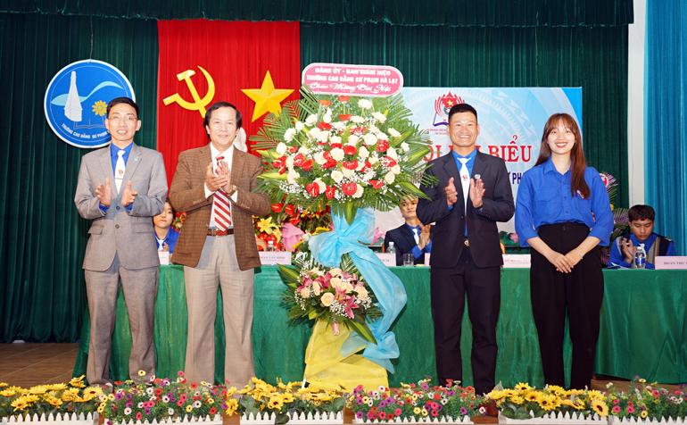 Lẵng hoa chúc mừng của Đảng ủy, Ban giám hiệu Trường CĐSP Đà Lạt 