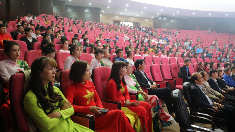 Diễn viên và khán giả tại Hội diễn