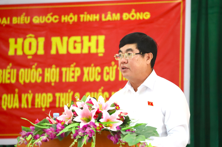 Đồng chí Trần Đình Văn - Phó Bí thư Thường trực Tỉnh ủy, Trưởng đoàn ĐBQH đơn vị Lâm Đồng báo cáo với cử tri kết quả Kỳ hợp thứ 3, Quốc hội khóa XV