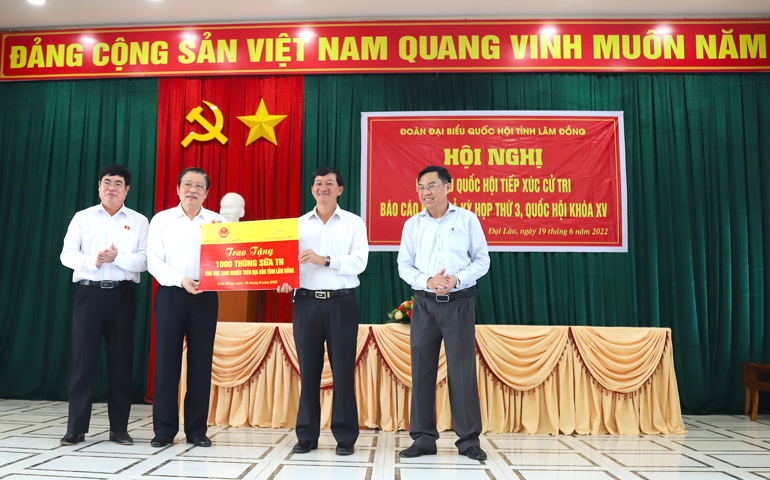 Đồng chí Phan Đình Trạc - Ủy viên Bộ Chính tri, Trưởng Ban Nội chính Trung ương và Đồng chí Trần Đức Quận - Ủy viên Ban Chấp hành Trung ương Đảng, Bí thư Tỉnh ủy Lâm Đồng và ĐBQH tỉnh Lâm Đồng tặng quà cho hộ nghèo xã Đại Lào